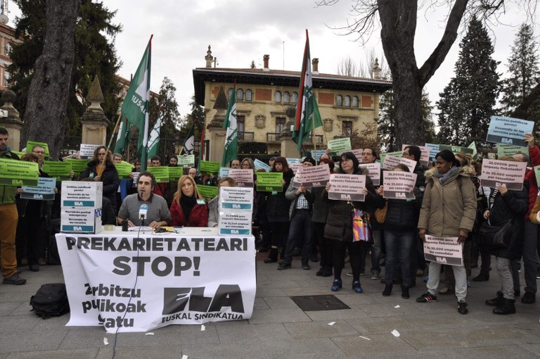 Urkulluren gobernuak bere ardurapeko esparruetan negoziazio kolektiborako eskubidea deuseztatu du