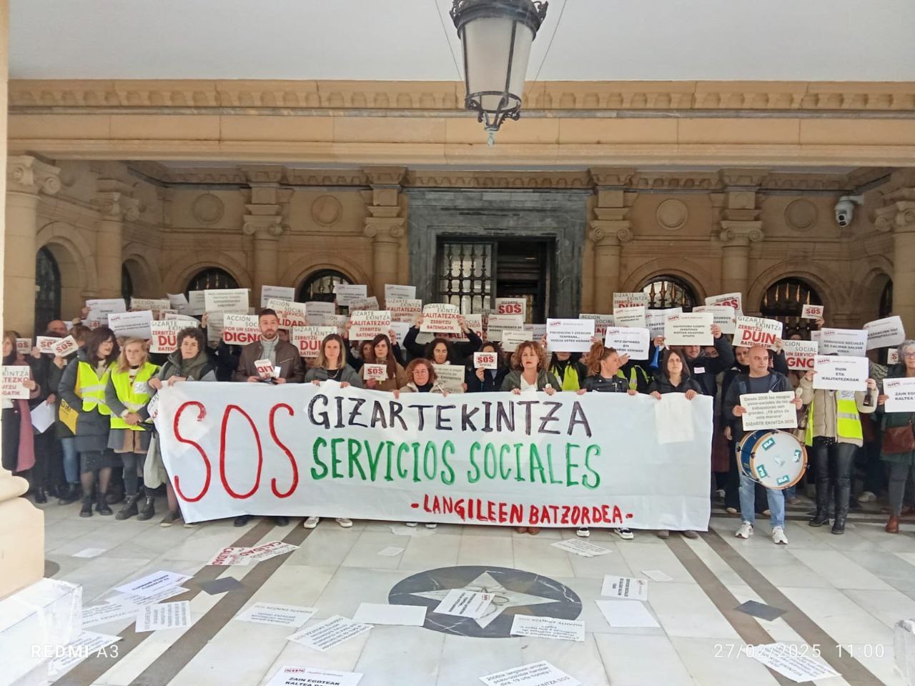 Gizarte ekintzako langileek %100eko jarraipeneko lanuztea egin dute