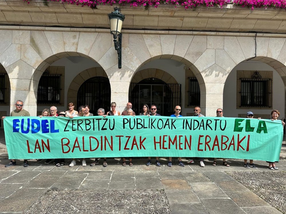 ELAk kontzentrazioak egin ditu udaletxe aurrean, hobekuntzak eskatzeko