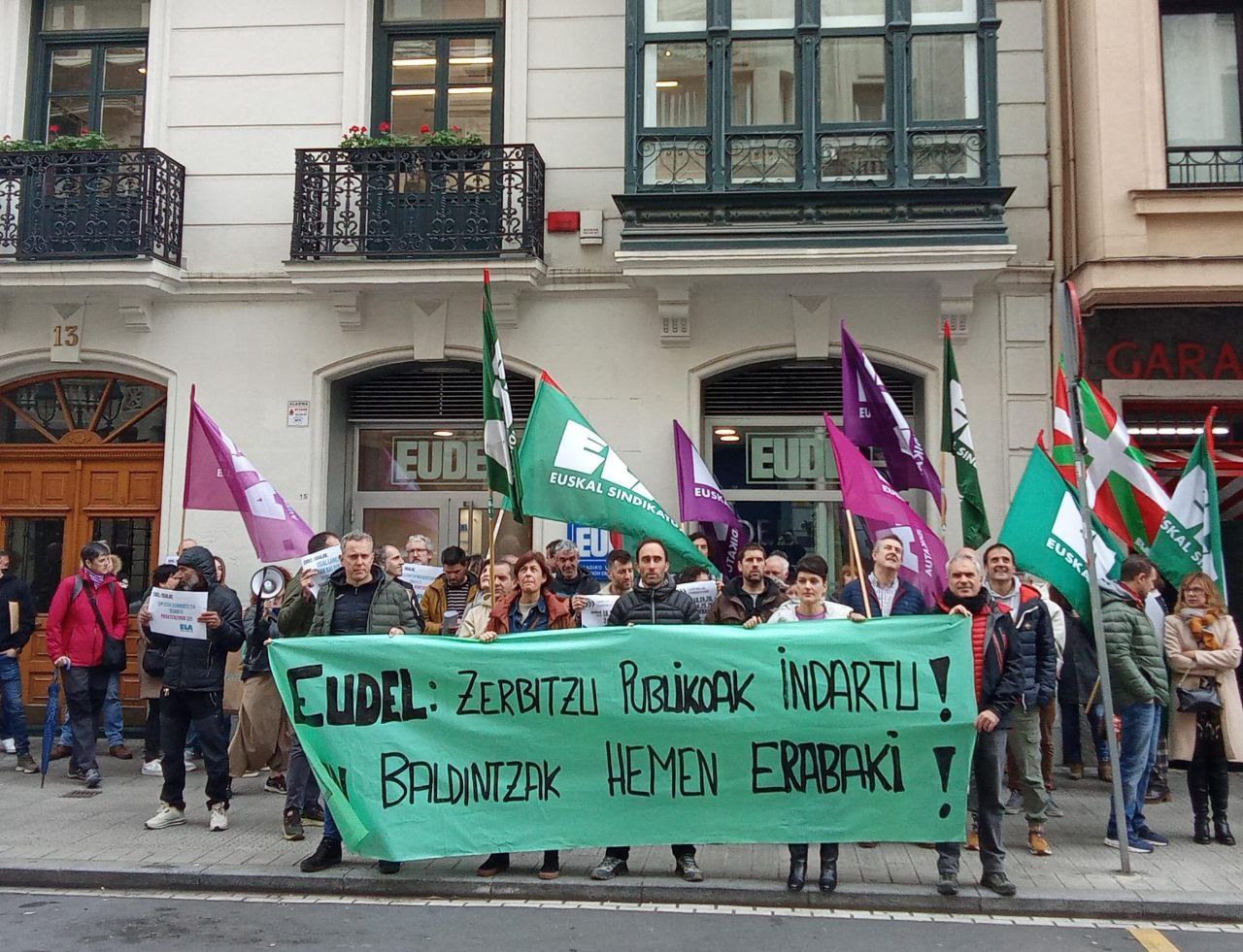 EUDELek udal langileen lan baldintzak hemen erabakitzeko pausorik ez du eman