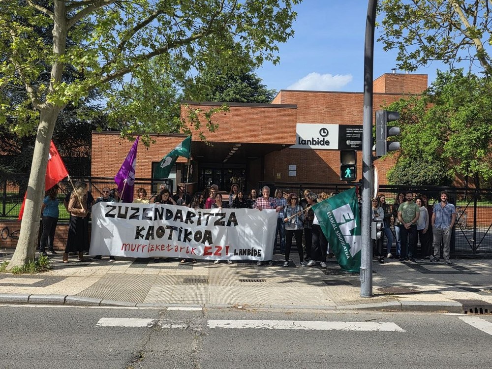 Zuzendaritzaren kudeaketa eredua salatzeko elkarretaratzea