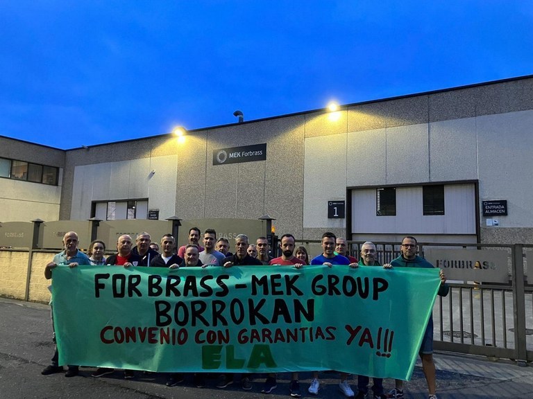 Ekoizpen osoa gelditu dute grebaren bigarren egunean