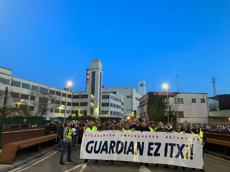 Batzordeak enplegua mantentzeko berehalako irtenbidea eskatu du