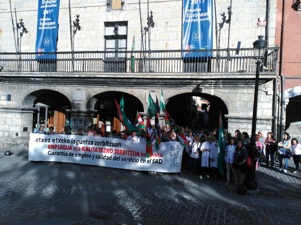 "Etxez Etxeko Laguntza Zerbitzuak" enplegu eta kalitatezko zerbitzua bermatzeko egindako kontzentrazioa.