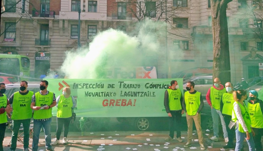 Greban diren Novaltiako langileek Lan Ikuskaritza enpresaren konplize bilakatu dela salatu dute, Bilbon