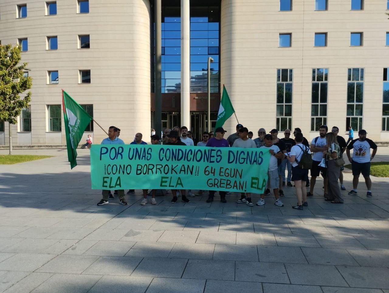 Bi hilabete bete dituzte greba mugagabean, soldata eta lan baldintza duinak exijitzeko