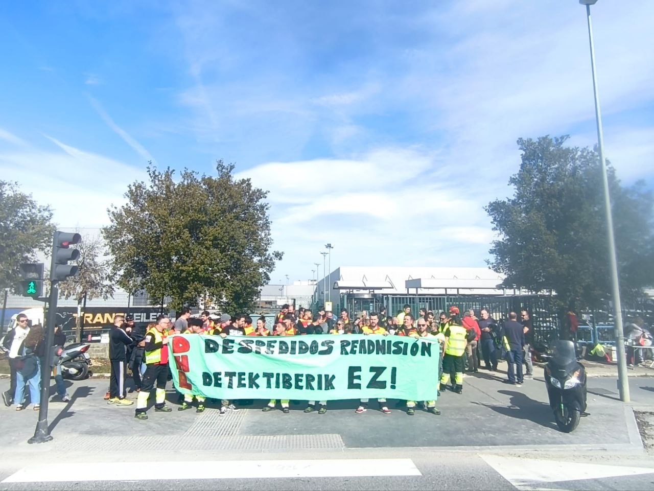 Bajan zeuden ikertutako bi langileren kaleratzea salatzeko lanuzteak