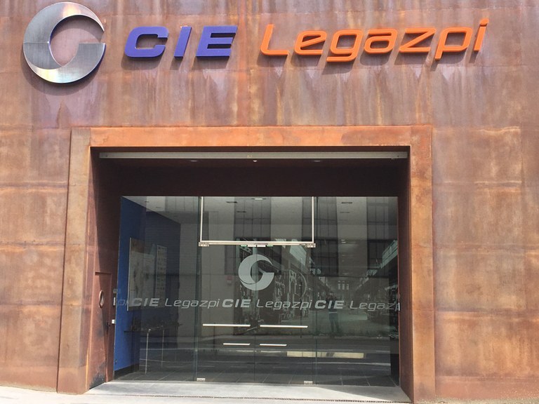 Batzordeak hitzarmena ez betetzea, azpikontratazio planak eta enplegu galera salatzen ditu