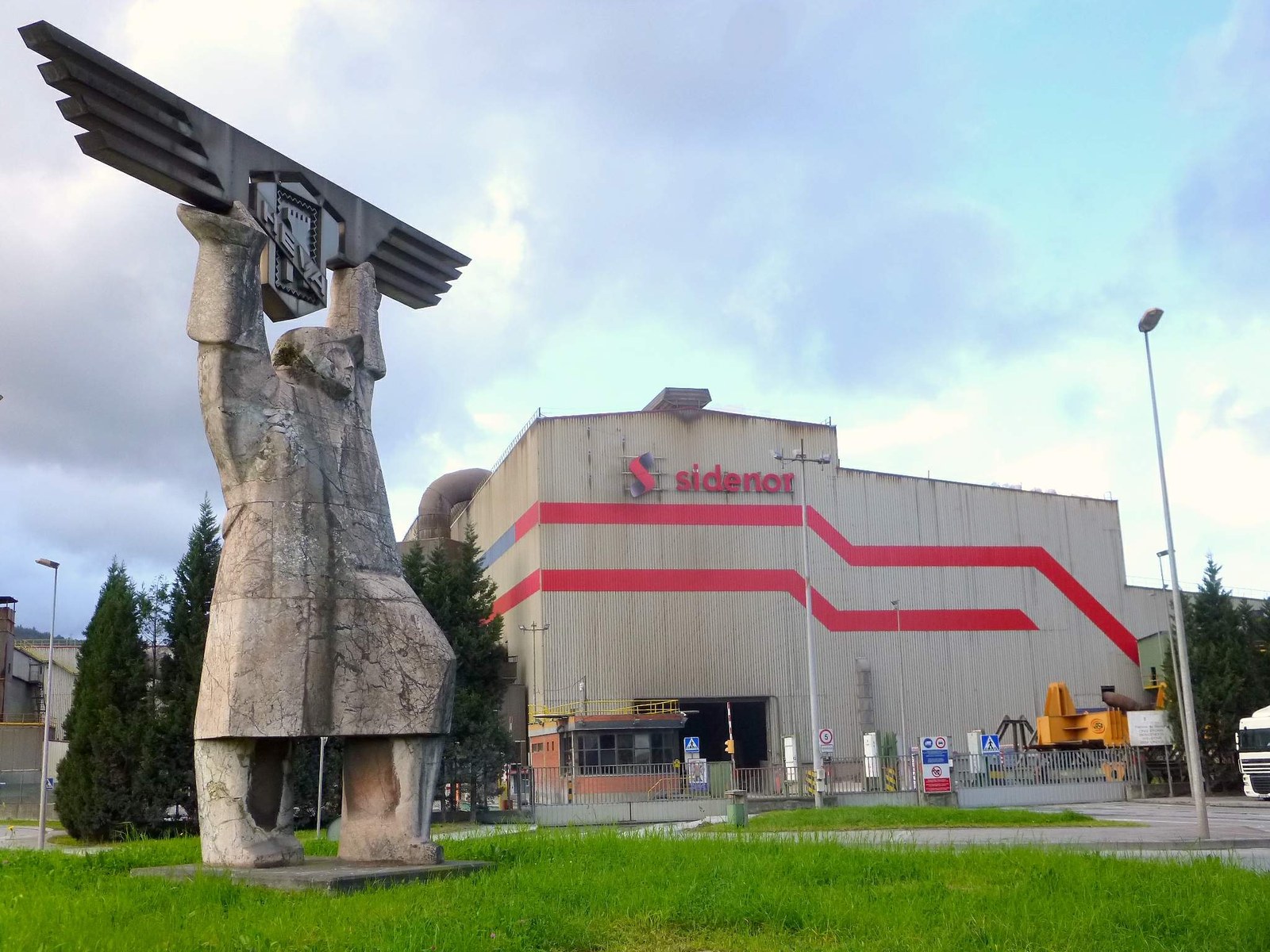 ELAk 36 langile Reinosako lantegirako leku aldatzeen aurrean, greba proposamena luzatu die  LAB, CCOO, UGT eta USOri