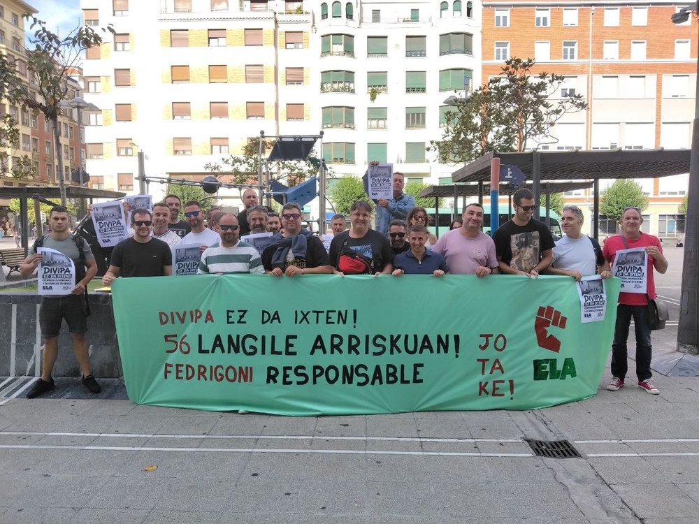 Elkarretaratzea SPRIren Bilboko egoitzaren aurrean, Fedrigoniren deslokalizazioa salatzeko