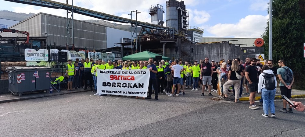 Langile guztiek bat egin dute greba egunarekin
