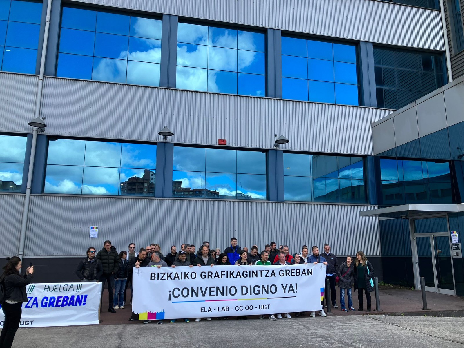 Grebaren atarian, patronalak ez du urratsik egin azken negoziazio bileran Grebaren atarian, patronalak ez du urratsik egin azken negoziazio bileran