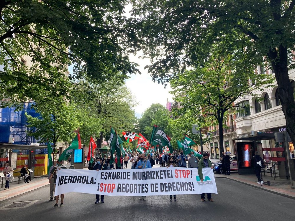 Iberdrolako langileek zuzendaritzak USO, SIE eta ATYPE sindikatuekin sinatutako hitzarmenak murrizketak ekarriko dituela salatu dute, Bilbon