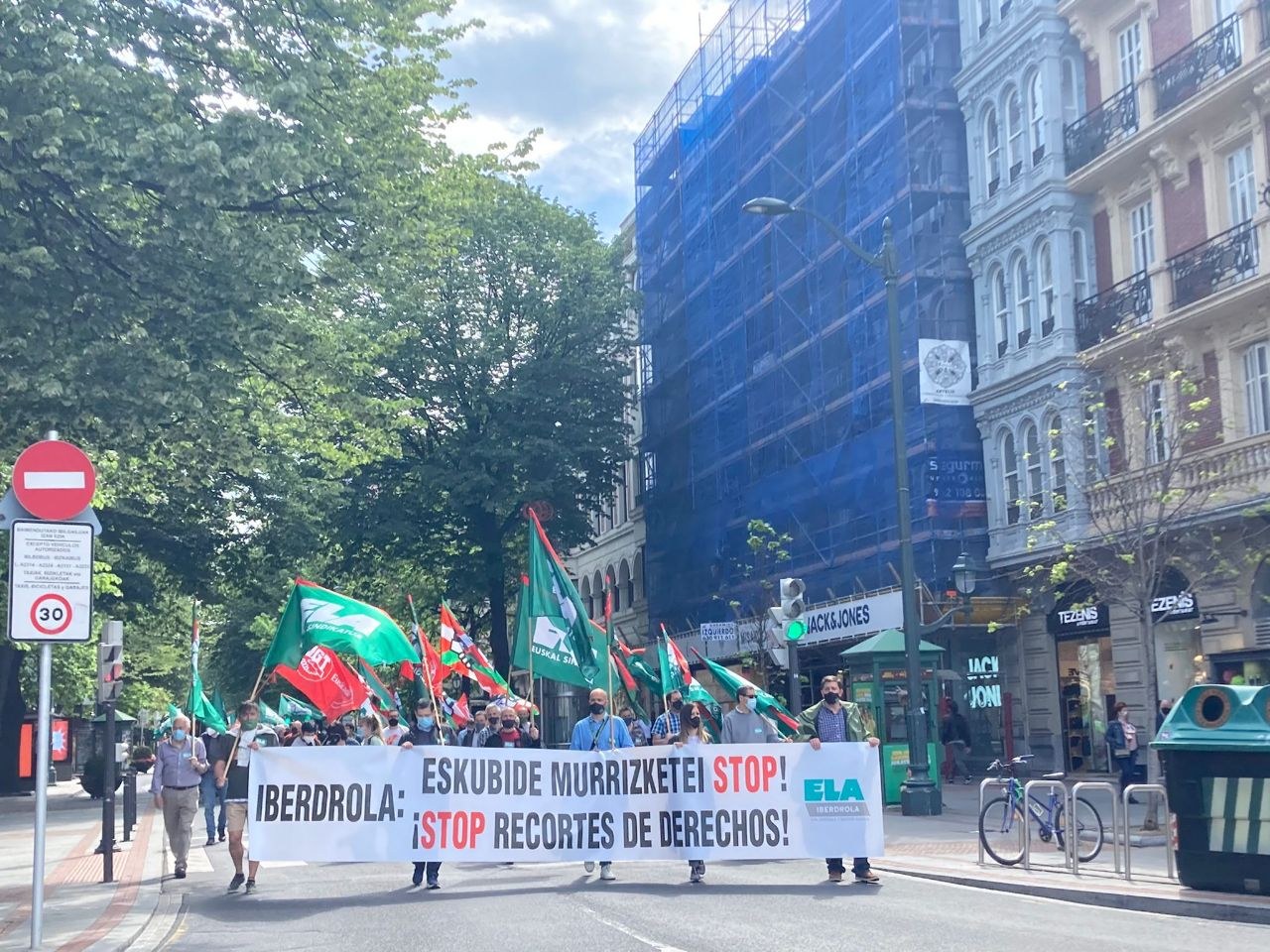 Iberdrolako langileek zuzendaritzak USO, SIE eta ATYPE sindikatuekin sinatutako hitzarmenak murrizketak ekarriko dituela salatu dute, Bilbon Iberdrolako langileek zuzendaritzak USO, SIE eta ATYPE sindikatuekin sinatutako hitzarmenak murrizketak ekarriko dituela salatu dute, Bilbon
