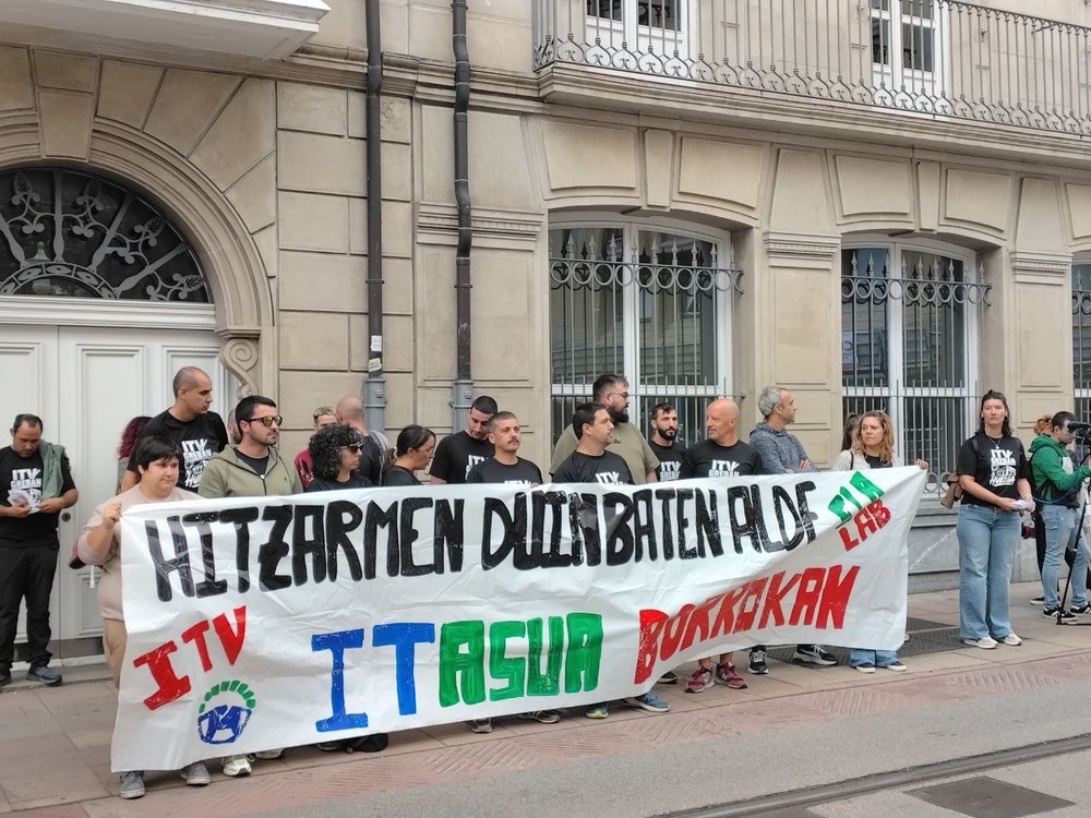 Langileek konponbideak eskatu dituzte Eusko Legebiltzarraren aurrean