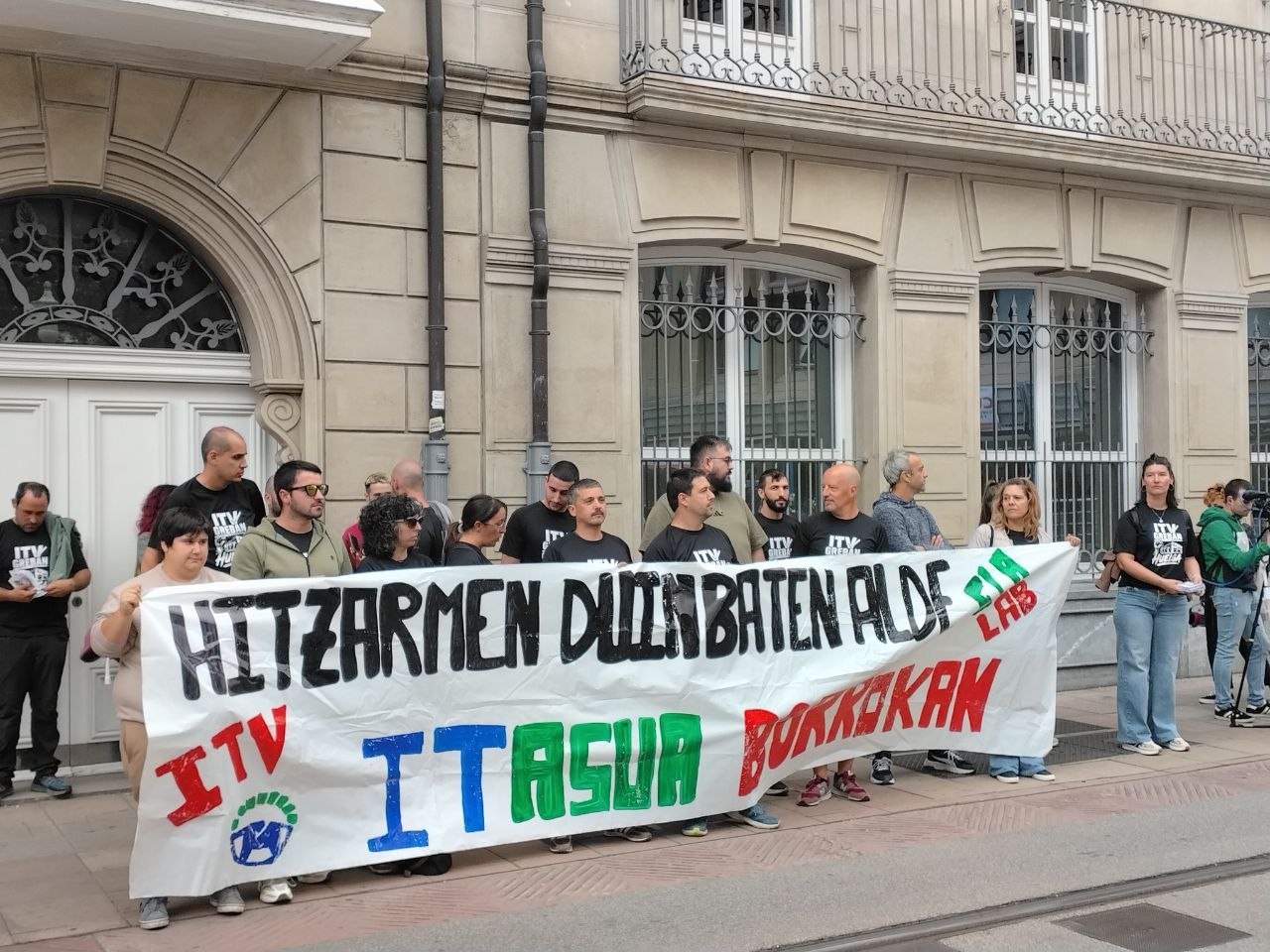 Langileek konponbideak eskatu dituzte Eusko Legebiltzarraren aurrean