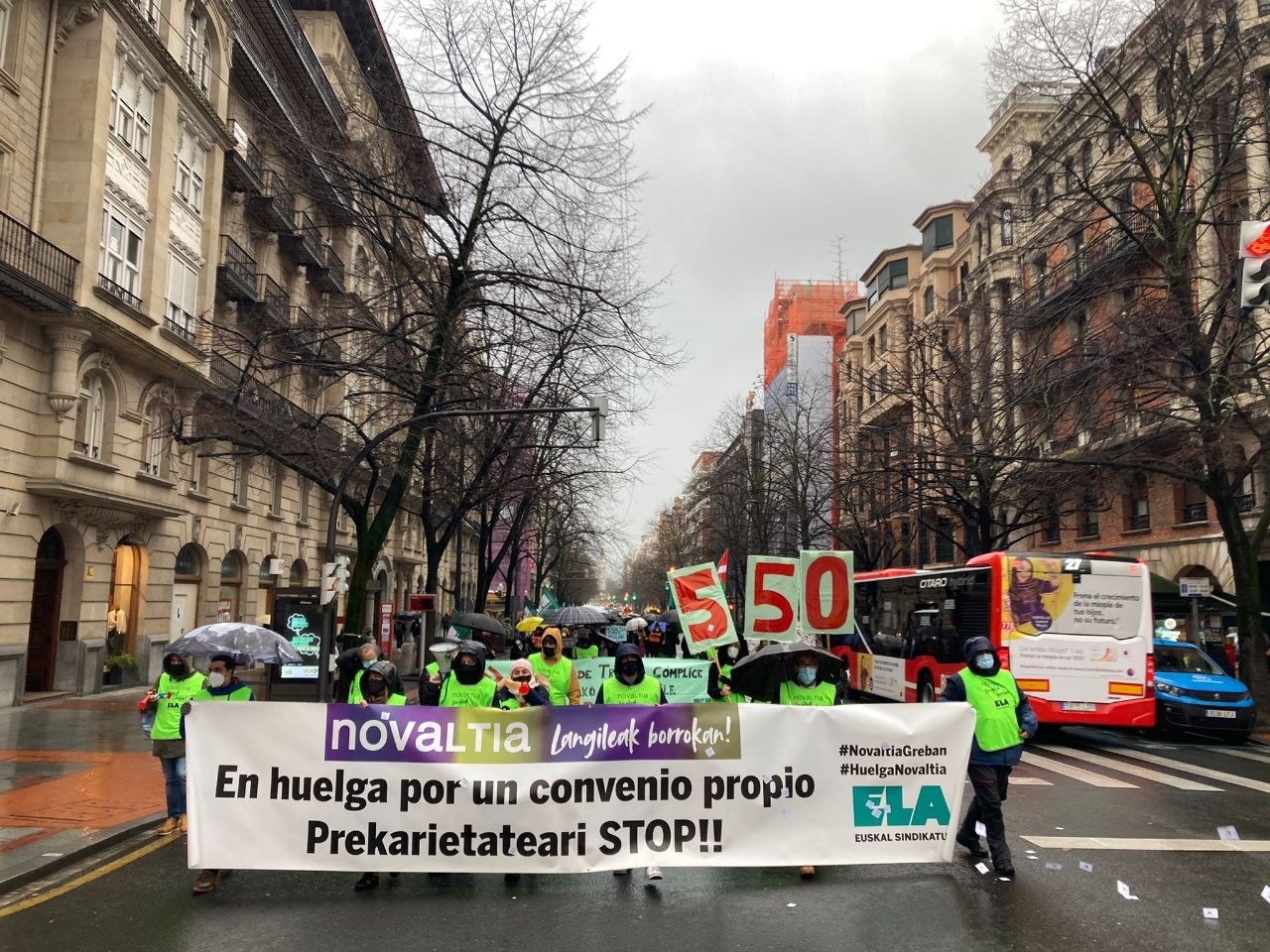 Novaltiako langileek (550 egun greban) manifestazioa egin dute Bilbon, hitzarmen propioa eskatzeko