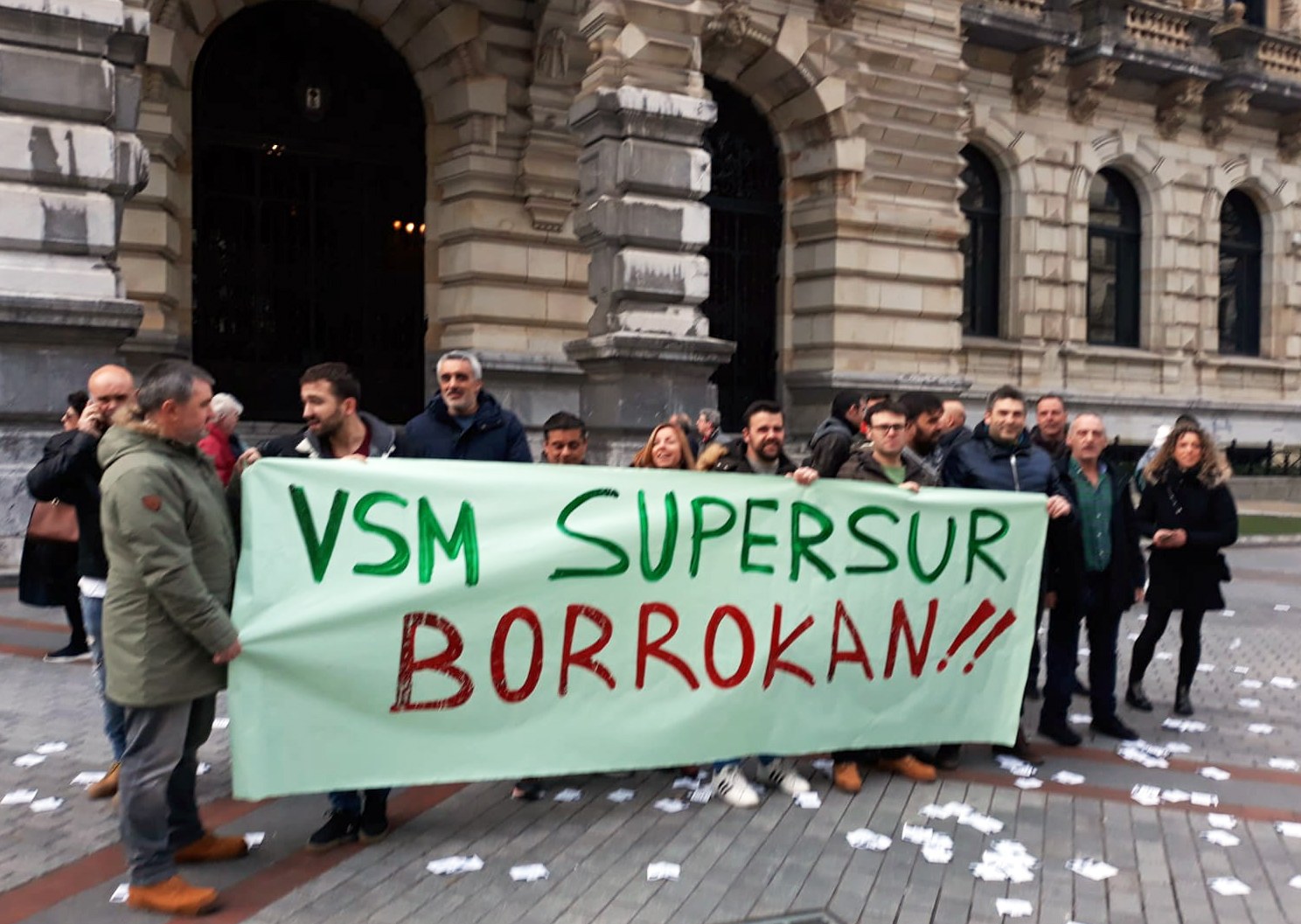 Supersurreko langileek mobilizazioekin jarraitzen dute