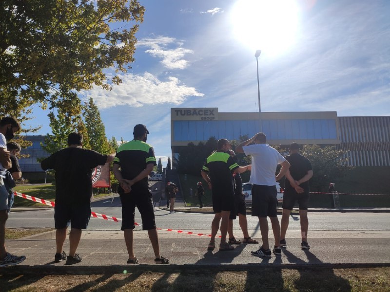 Tubacexeko langileek kontzentrazioa egin dute zuzendaritzaren Derioko bulegoen aurrean, konponbide bat eskatzeko