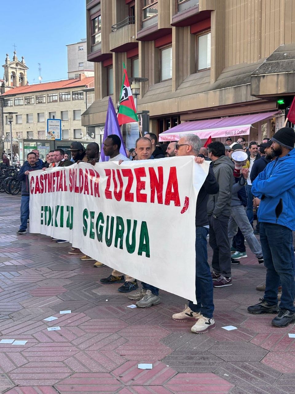 Langileek greba mugagabean jarraitzen dute