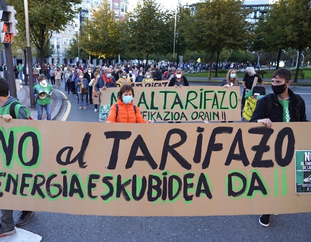 EAJk enpresa elektriko handien etekinak bermatu nahi ditu, herritarron beharrei erantzun beharrean