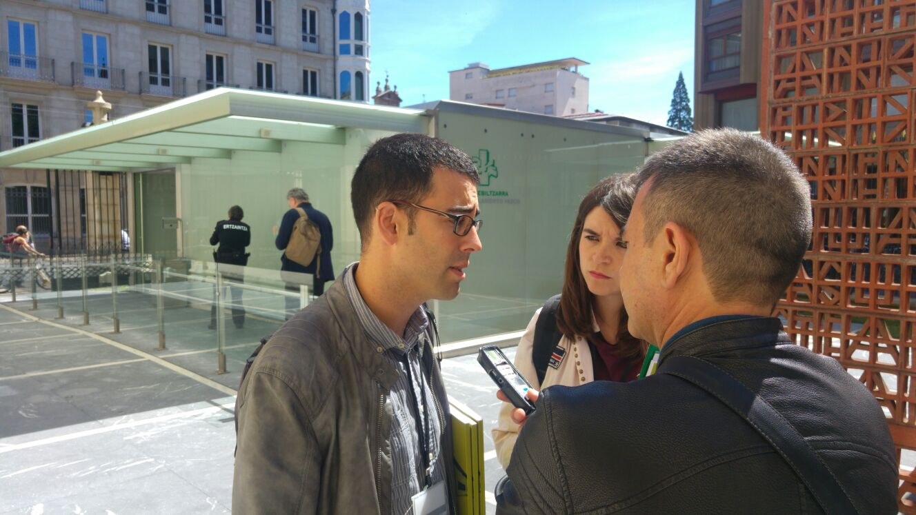 AHTri buruzko txostena Gasteizko Legebiltzarreko taldeen eskura jarri dute ELAk eta LABek