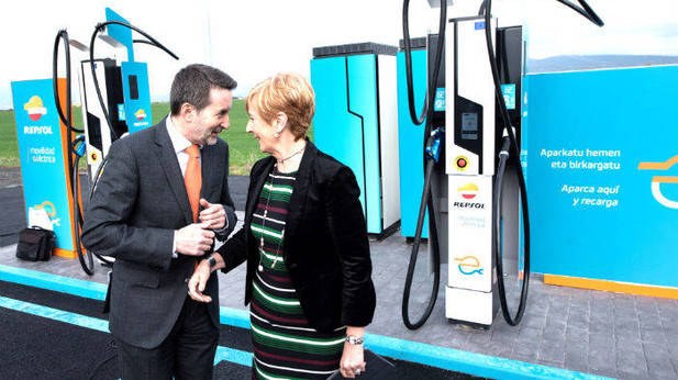 Ibilgailu elektrikoentzat errekarga sarerik ez dago EAEn kontrako argazkia erakutsi nahi duten arren