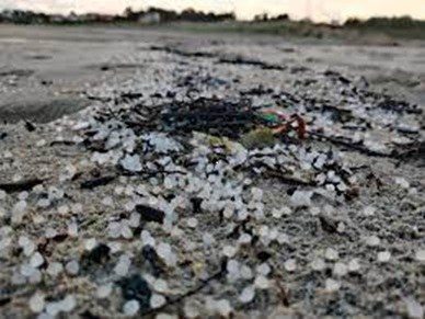 Kantauri itsasoan noraezean dabiltzan plastikozko bolatxoak icebergaren punta besterik ez dira