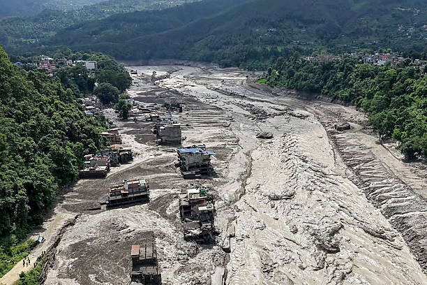 Nepalgo uholde izugarriak krisi klimatikoaren eta justizia klimatiko ezaren aurpegirik gordinena azaleratu du