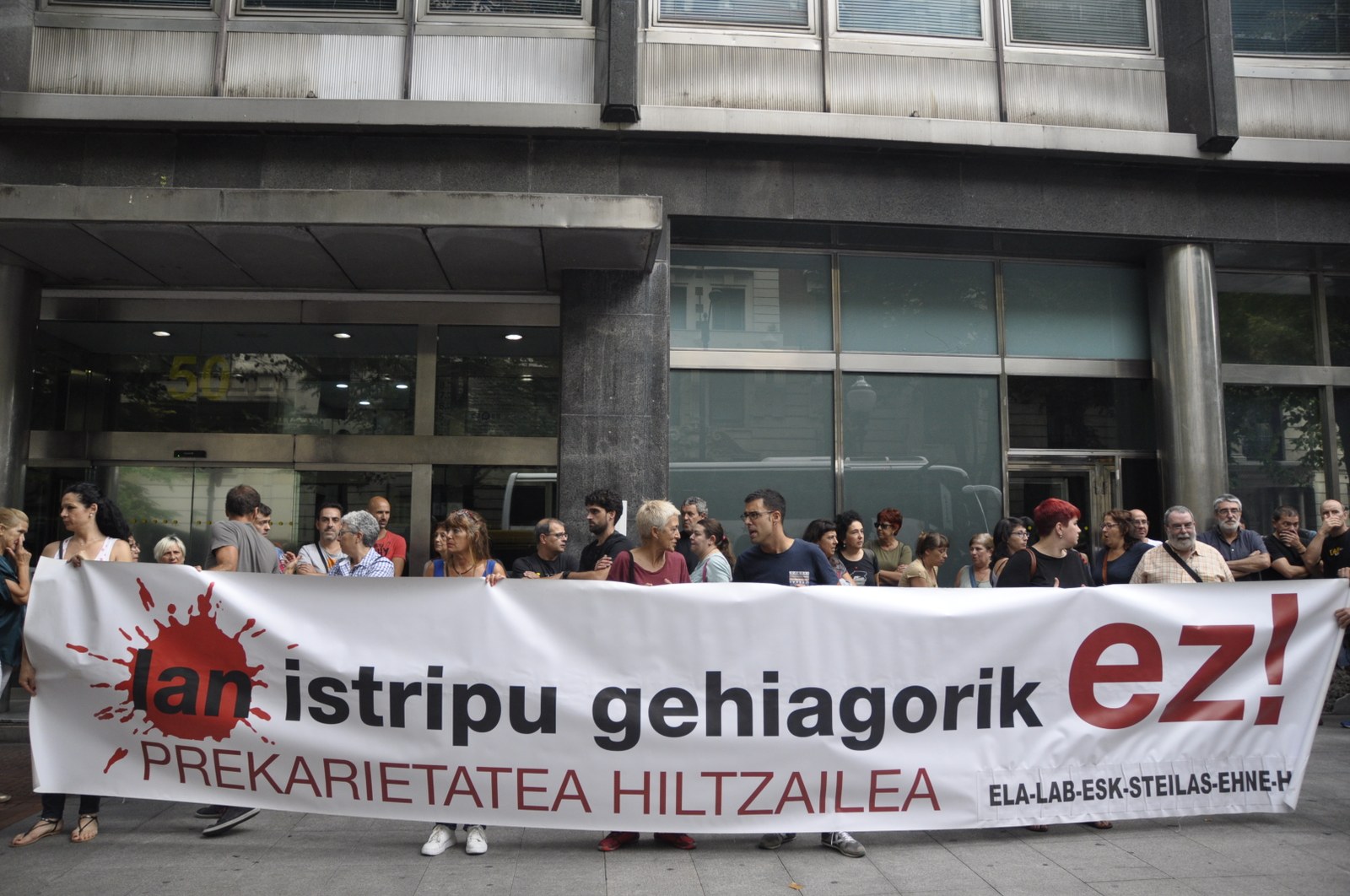 Euskal gehiengo sindikalak Karrantzako garraiolariaren lan istripu hilgarriaren atzean dagoen prekarietatea salatzeko kontzentrazioa egin du Bilbon Euskal gehiengo sindikalak Karrantzako garraiolariaren lan istripu hilgarriaren atzean dagoen prekarietatea salatzeko kontzentrazioa egin du Bilbon