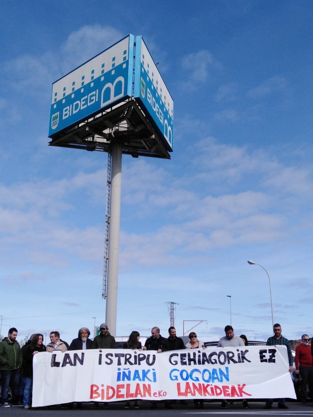 ELAk AP-8 lan-istripua salatzen du