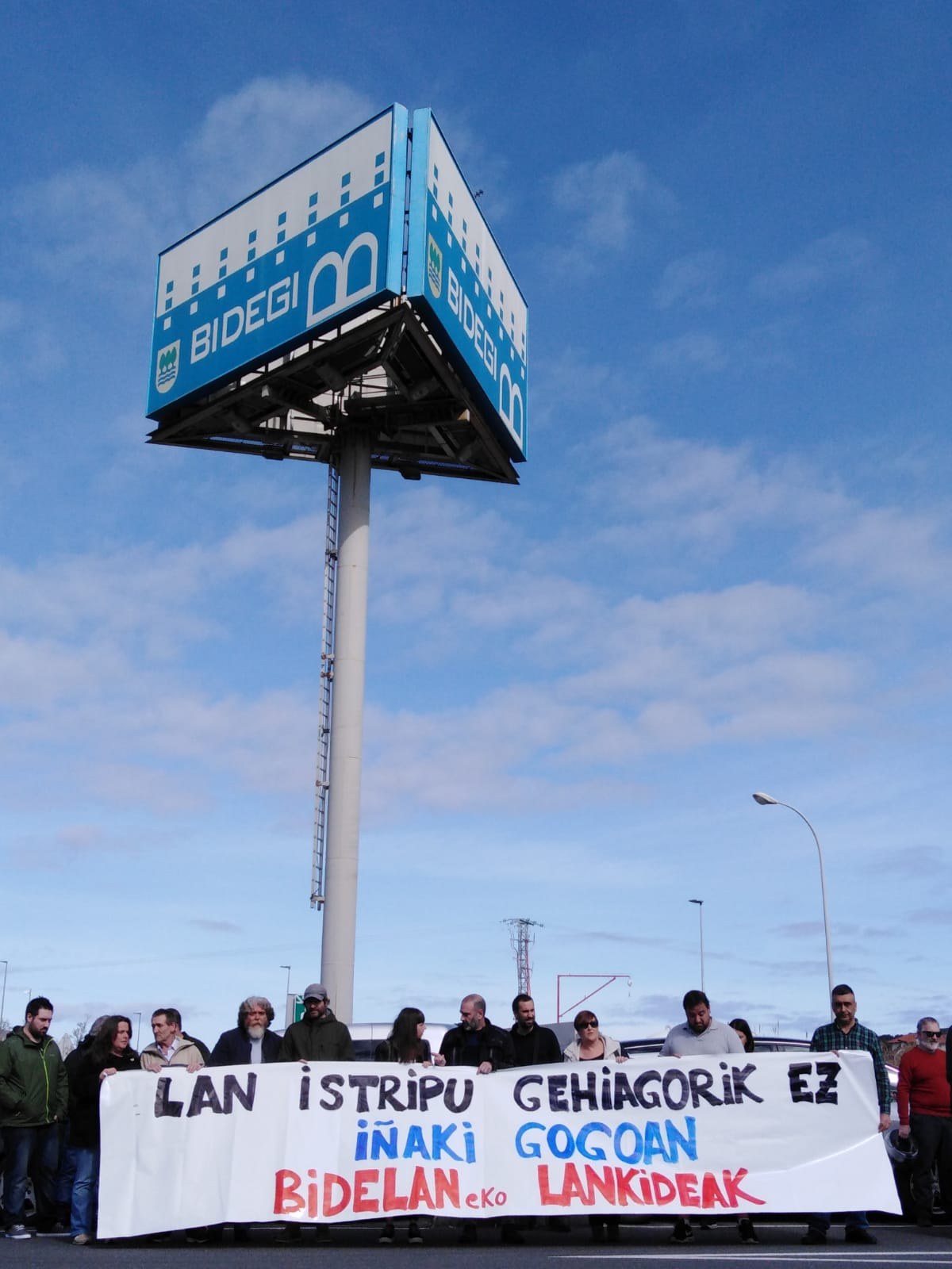 ELAk AP-8 lan-istripua salatzen du ELAk AP-8 lan-istripua salatzen du