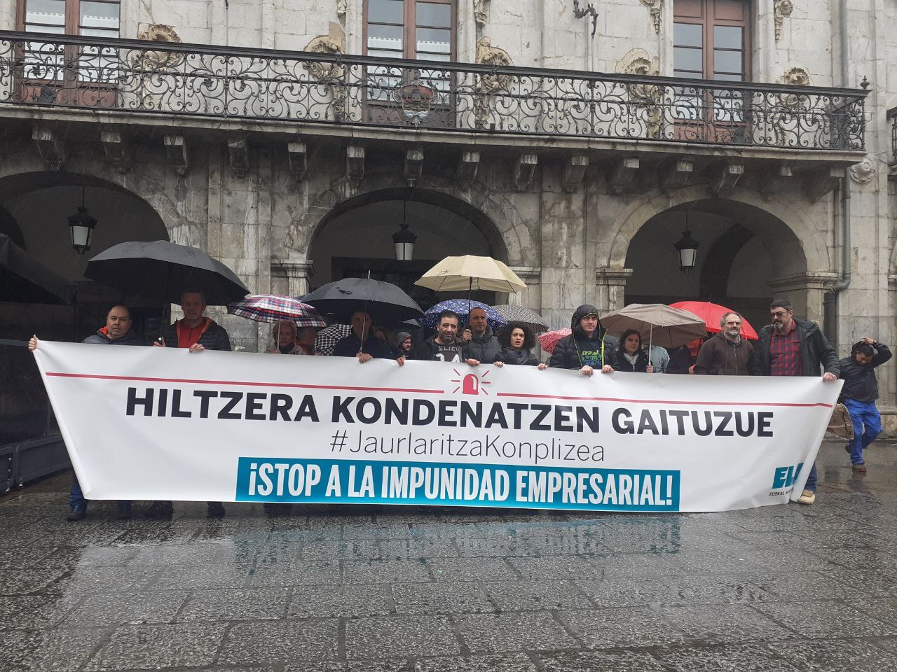 Elkarretaratzea Arrasaten (Gipuzkoa) eraikuntzako azken lan heriotza salatzeko Elkarretaratzea Arrasaten (Gipuzkoa) eraikuntzako azken lan heriotza salatzeko