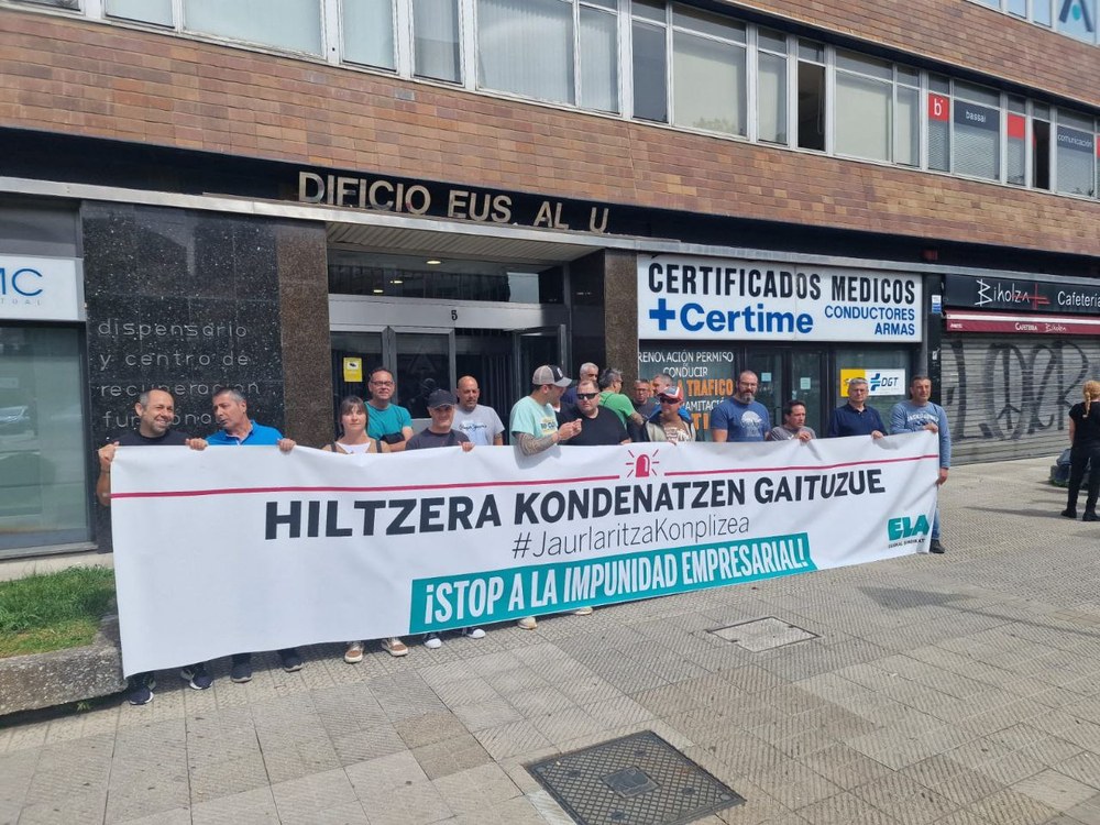 Elkarretaratzea ASCOBI patronalaren aurrean, Bilboko Alde Zaharrean gertatutako istripua salatzeko