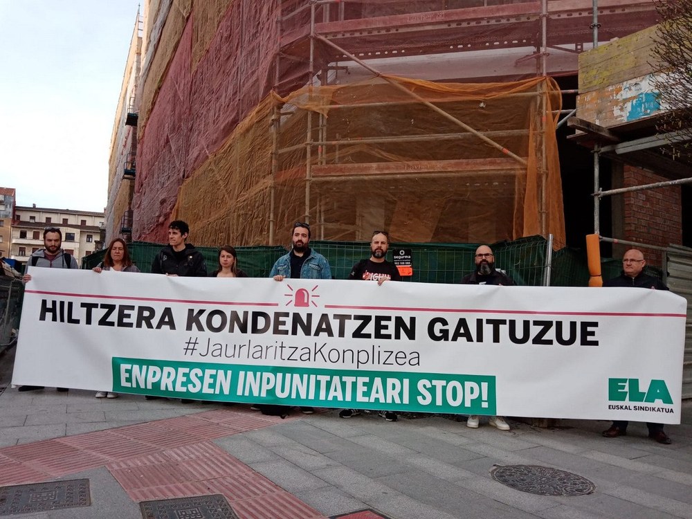 Elkarretaratzea Durangon, astelehenean izandako lan-istripu larria salatzeko
