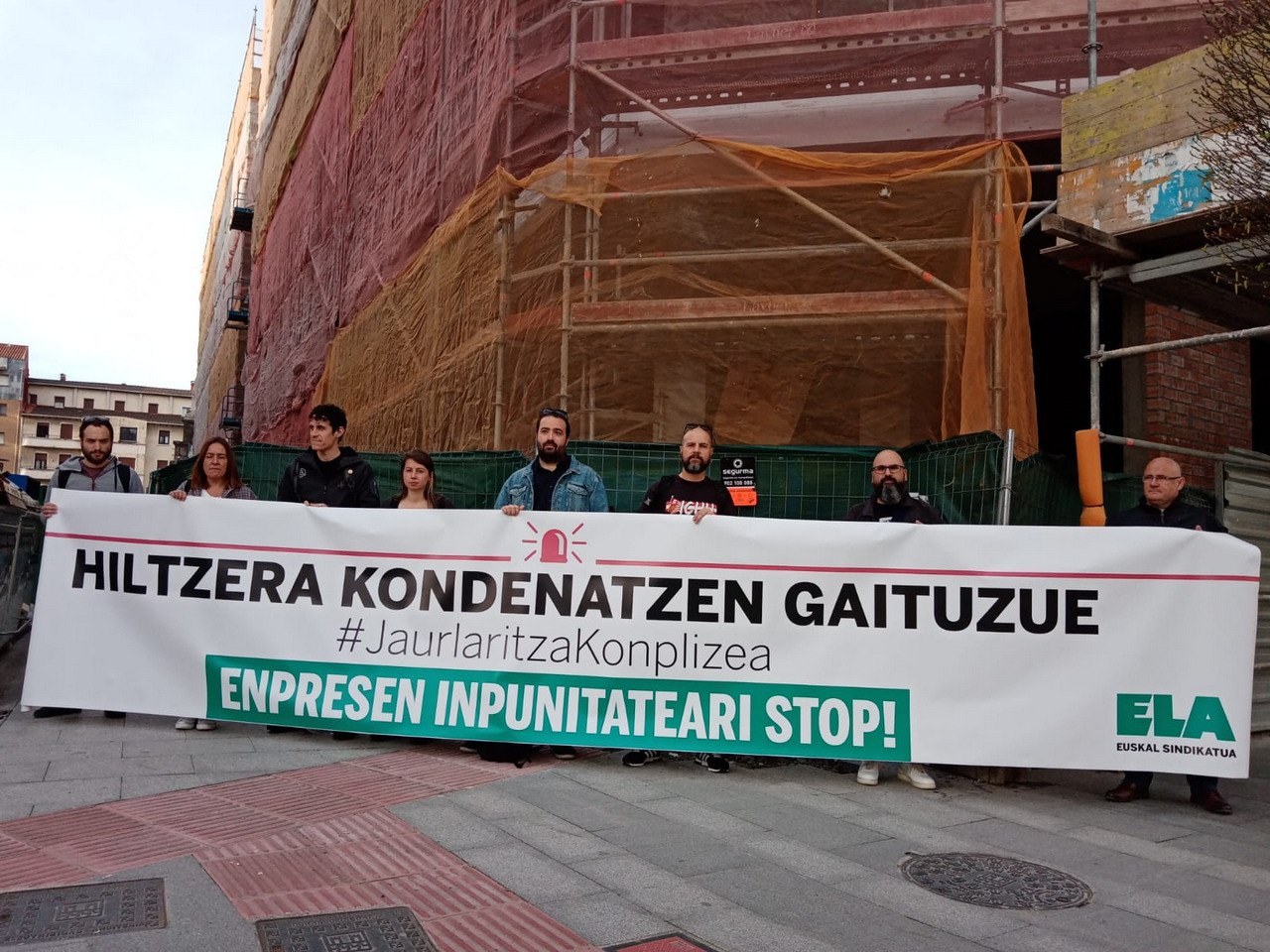 Elkarretaratzea Durangon, astelehenean izandako lan-istripu larria salatzeko Elkarretaratzea Durangon, astelehenean izandako lan-istripu larria salatzeko