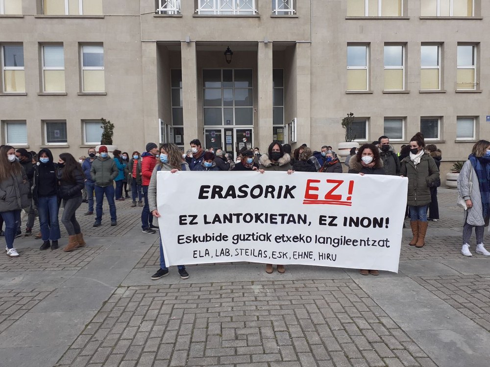 Elkarretaratzea Sopelan etxeko langile bati egindako sexu-erasoa salatzeko