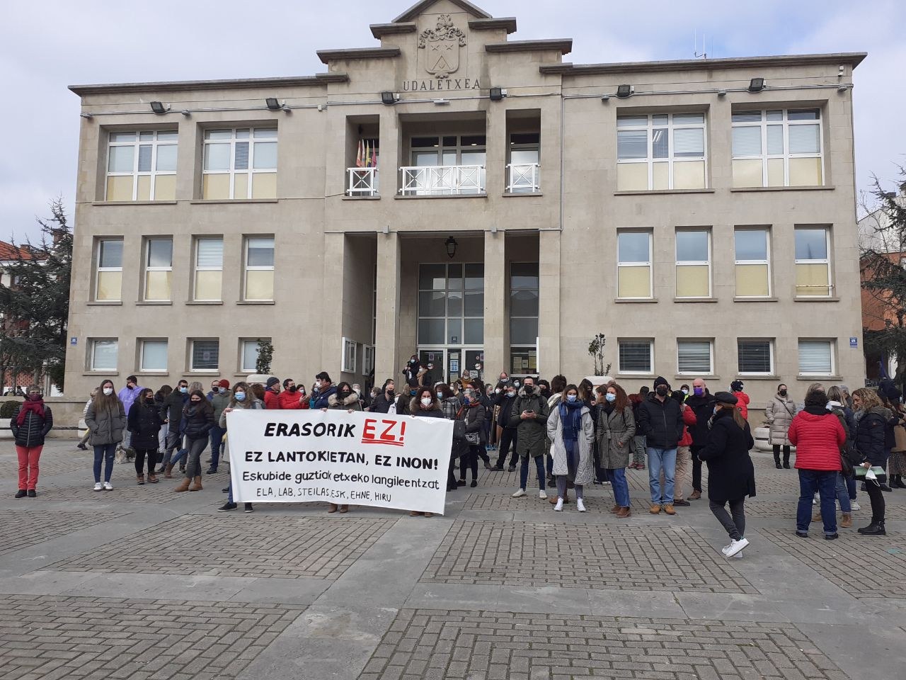 Elkarretaratzea Sopelan etxeko langile bati egindako sexu-erasoa salatzeko Elkarretaratzea Sopelan etxeko langile bati egindako sexu-erasoa salatzeko