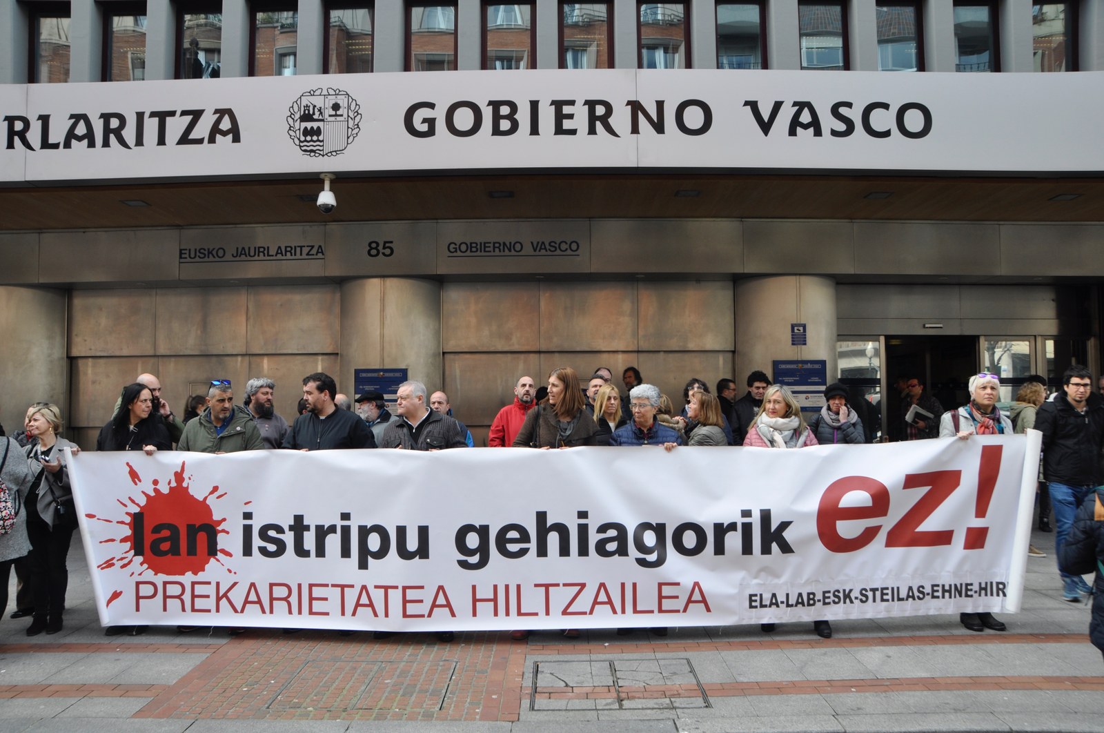 ELA, LAB, ESK, STEILAS, EHNE eta HIRU sindikatuek Elorrion lan istripuan hildako kamio gidariaren heriotza salatzeko kontzentrazioa egin dute Bilbon