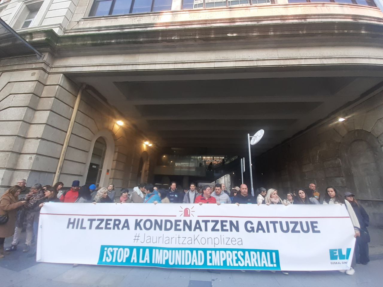 Garbiketako langile baten heriotza salatzeko elkarretaratzea Abandoko geltokian