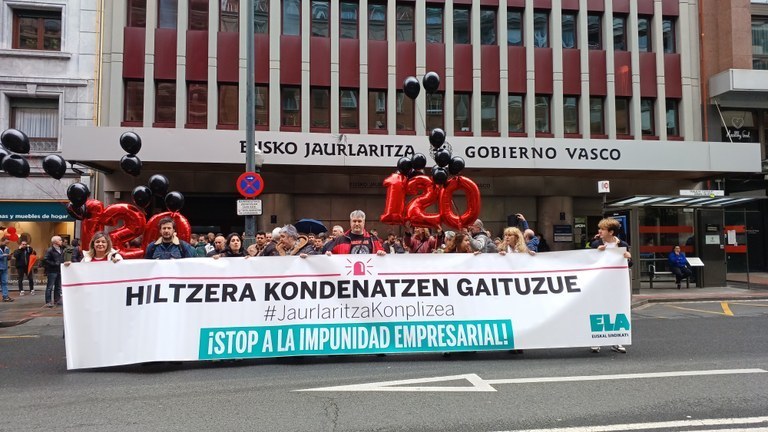 Garraiolari bat hil da Larrabetzun izandako istripu batean