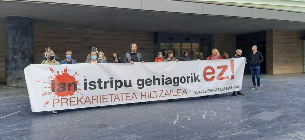Gure-Txoko tabernan izandako lan heriotza salatzeko elkarretaratzea