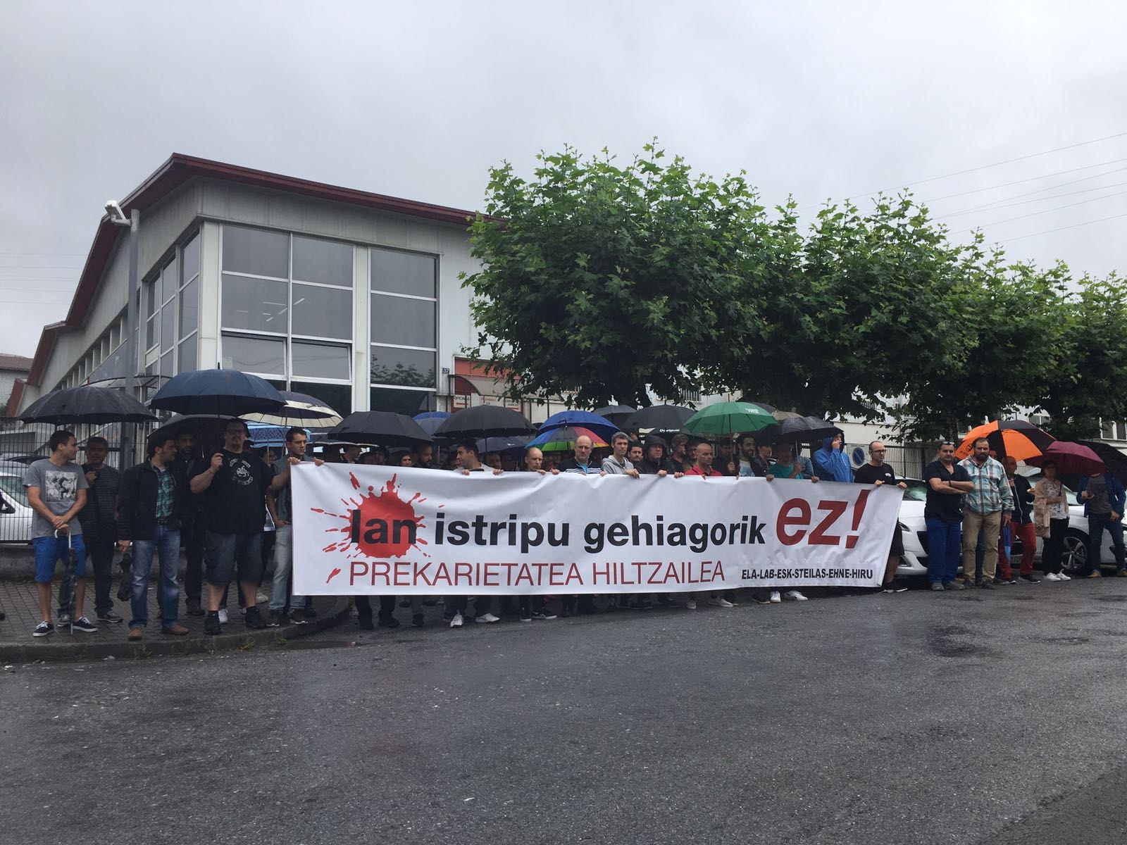 Irungo lan istripu hilgarria salatzeko elkarretaratzea izan da Irungo Plásticos Alai enpresaren aurrean Irungo lan istripu hilgarria salatzeko elkarretaratzea izan da Irungo Plásticos Alai enpresaren aurrean