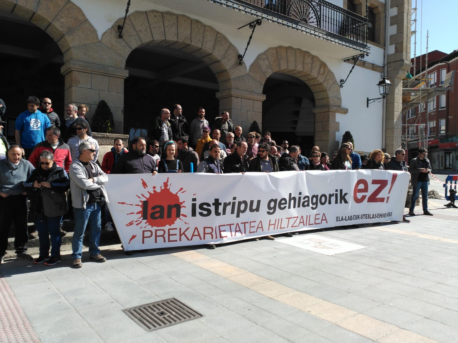 Muxikan gertatutako azken lan istripua hilgarria salatzeko kontzentrazioa Mungiako udaletxearen aurrean Muxikan gertatutako azken lan istripua hilgarria salatzeko kontzentrazioa Mungiako udaletxearen aurrean