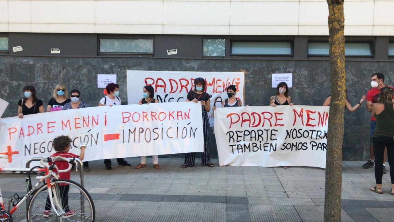 Aita Menniren (Iruña) langileak elkarretaratu dira hitzarmenaren negoziazioa eskatzeko
