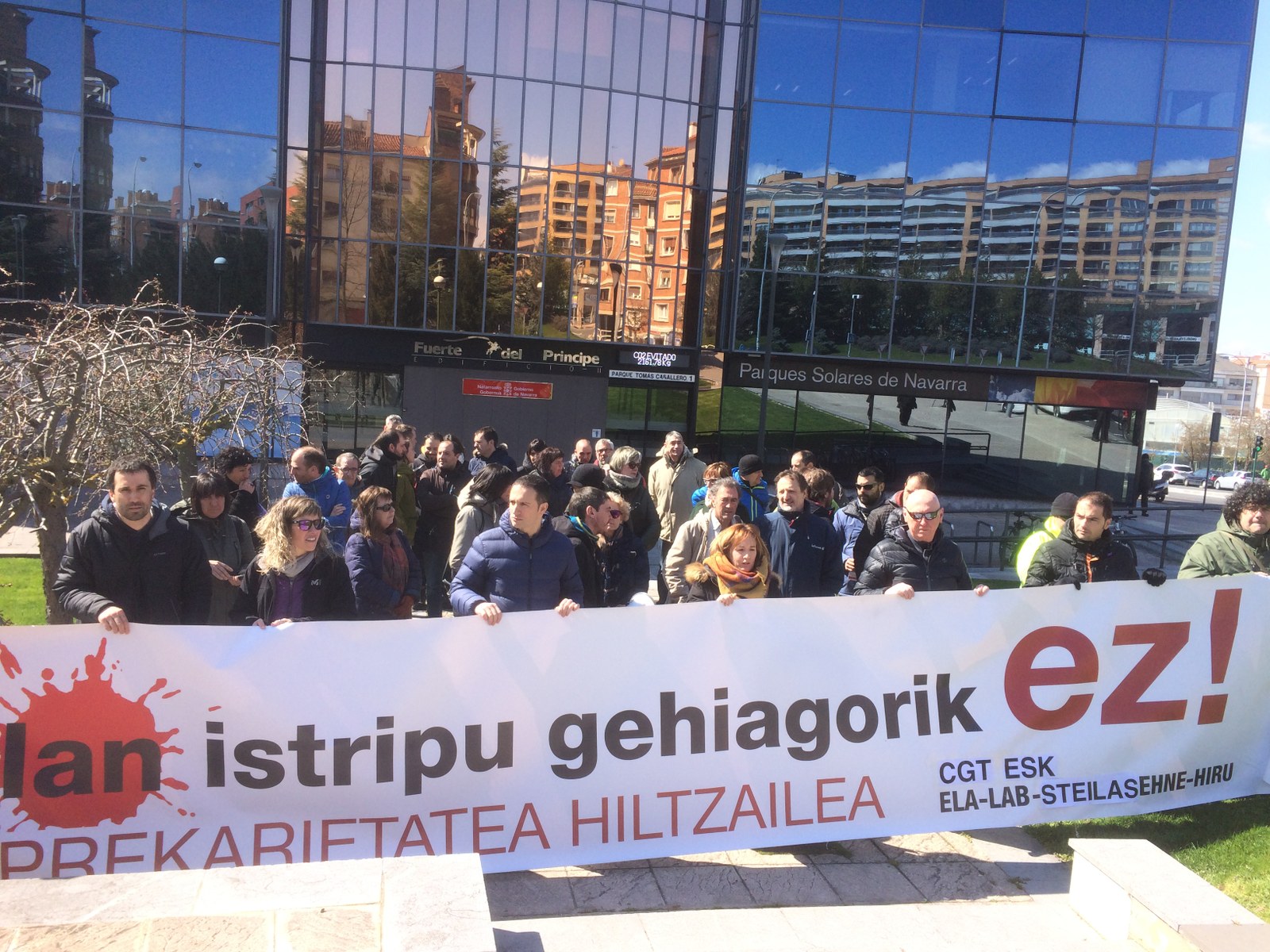 Autoen karabanak eta Lan Sailaren aurreko kontzentrazioa bi lan istripu hilgarriak salatzeko