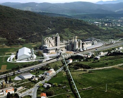 Cementos Portlandeko langileak lan hitzarmena  hobetzea lortu dute zazpi greba egunen ostean