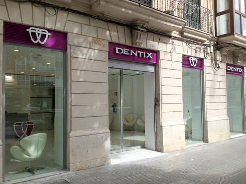 Dentix-ek bere zentroak bere ahalmenaren %50era berrireki ditu langileei soldatak zor dizkien bitartean