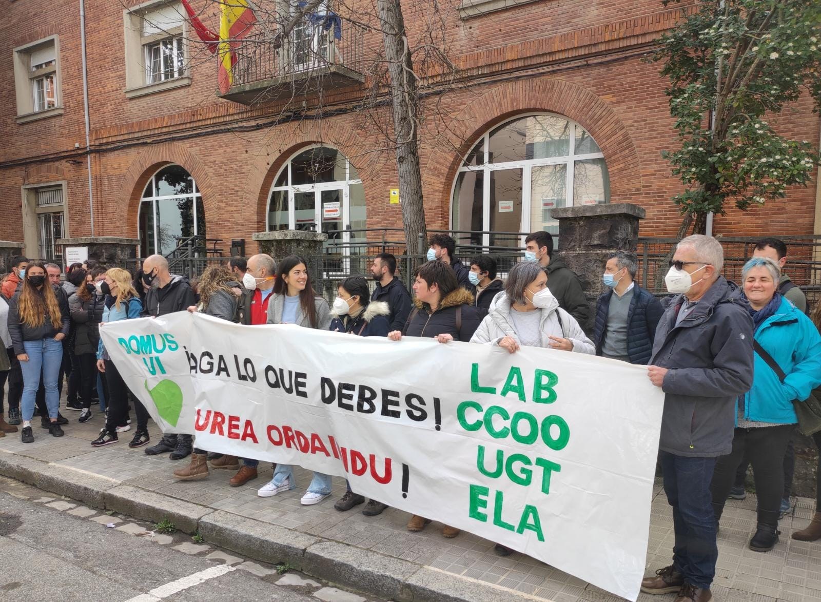 DomusVI enpresako langileek, ELAk, LABek, CCOOk eta UGTk deituta, elkarretaratzea egin dute ANADPren aurrean, soldata behar bezala ordaintzeko eskatzeko