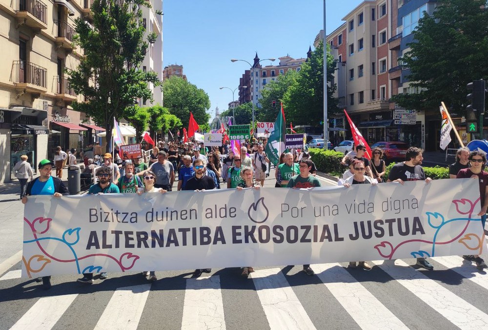 Ehunaka lagunek alternatiba ekosozial justua aldarrikatu dute Iruñean